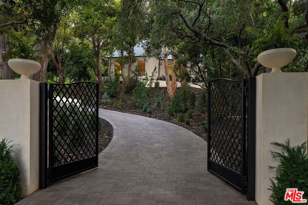 943 Moraga Dr, Los Angeles, CA - View 2
