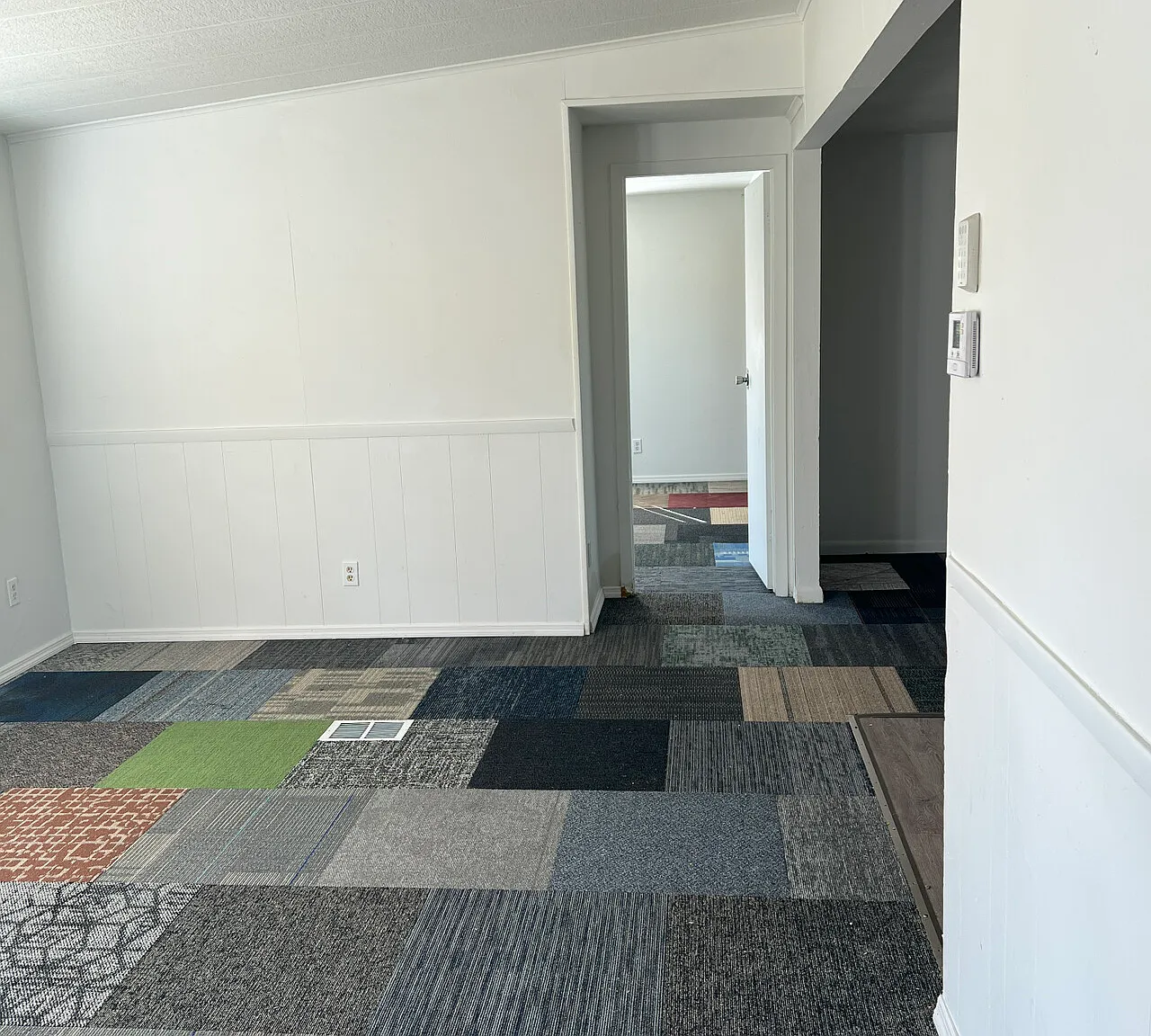2063 Laurel — Photo 2