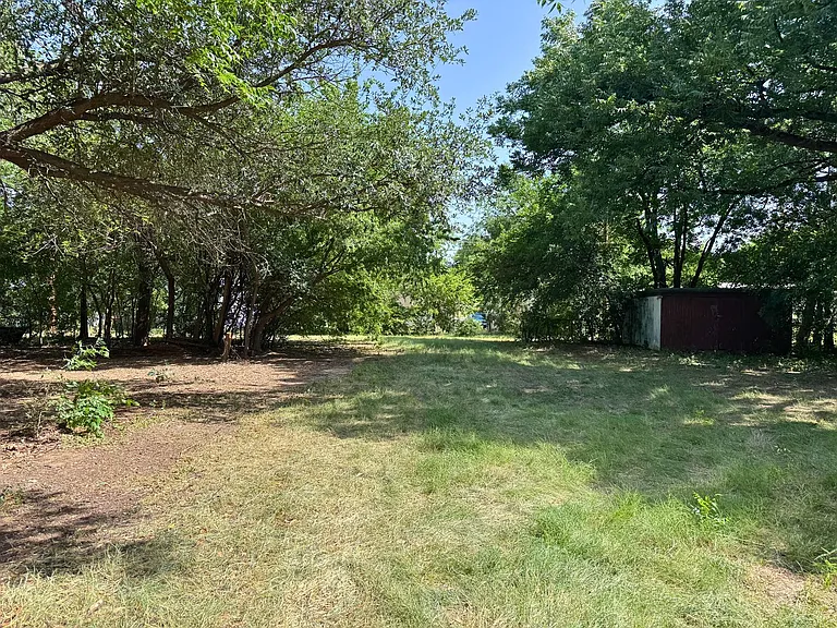 808 E Bank St — Photo 27