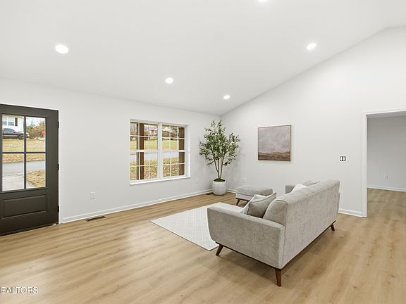 4th image of 805 Farnsworth Ct