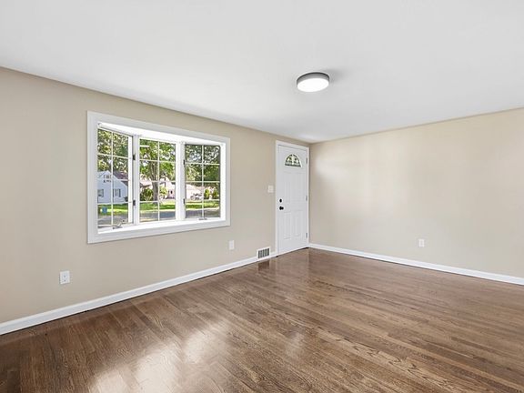 5th image of 99 Lang St