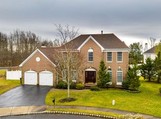 8 Palmer Ct, Farmingdale, NJ 07727