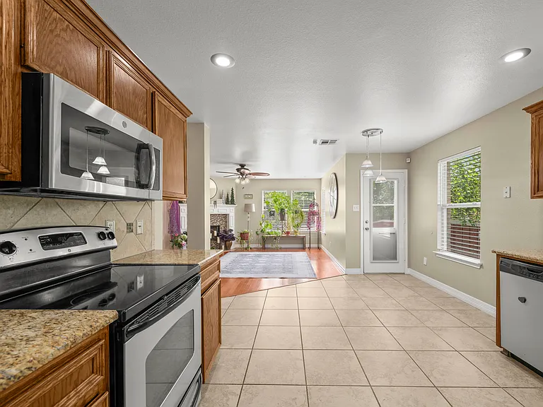 3903 Thunder Creek Dr — Photo 6