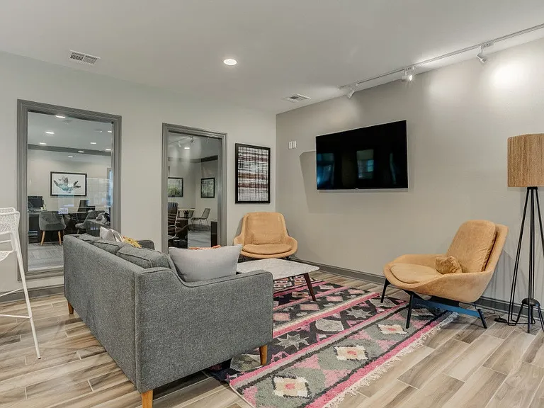 Carlyle Apartments — Photo 37