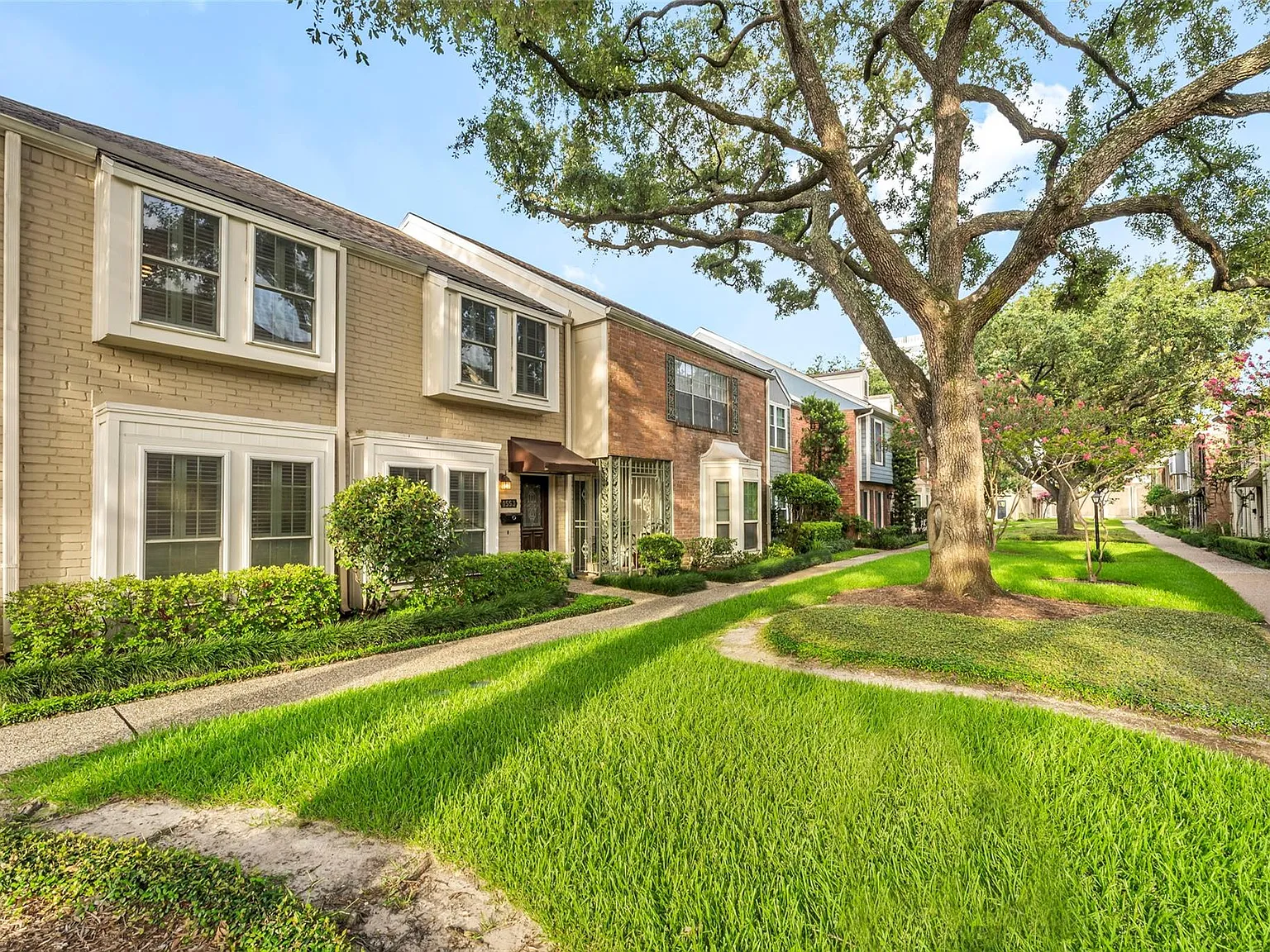 3 bed, 3.0 bath, 2378 sqft, $2,200 — Photo 3