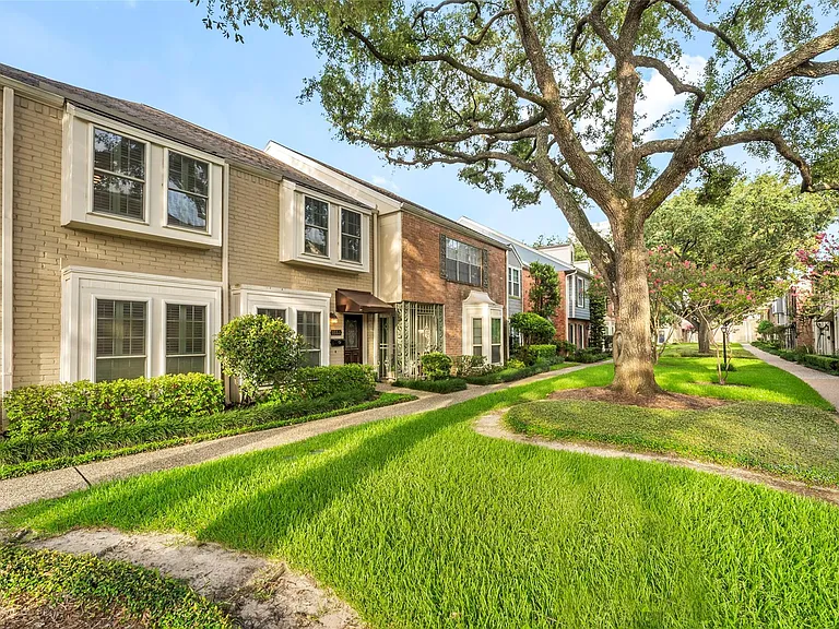 1553 W Sam Houston Pkwy S — Photo 3