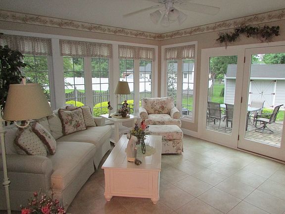 4th image of 77 Holly Dr