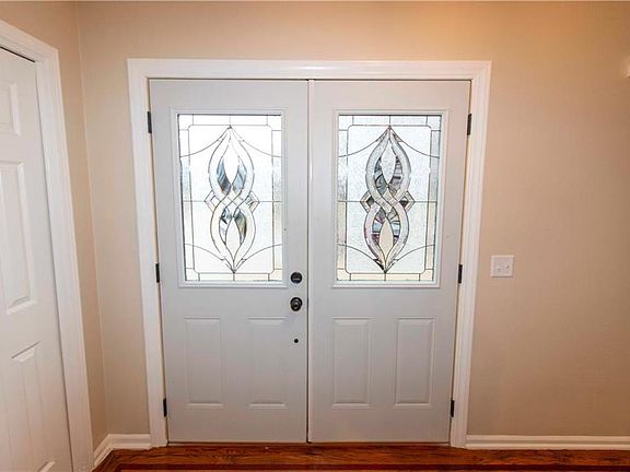3rd image of 501 Woodcrest Dr