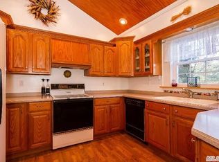 6 Justin Dr, Medford, NY 11763