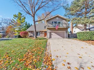 900 Sarasota Ln, Crystal Lake, IL 60014