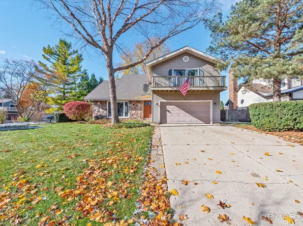 900 Sarasota Ln, Crystal Lake, IL 60014