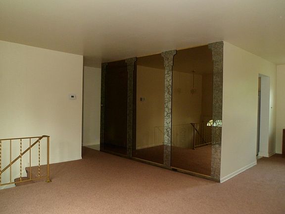 5th image of 8937 S Oakwood Dr