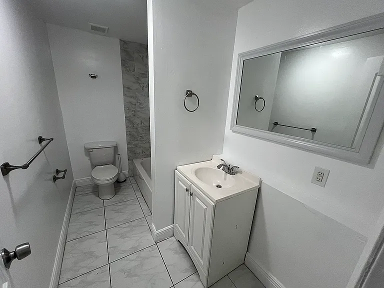 1935 SW 2nd St #3 — Photo 2