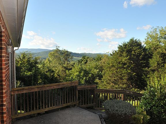 4th image of 37 Edgewood Dr