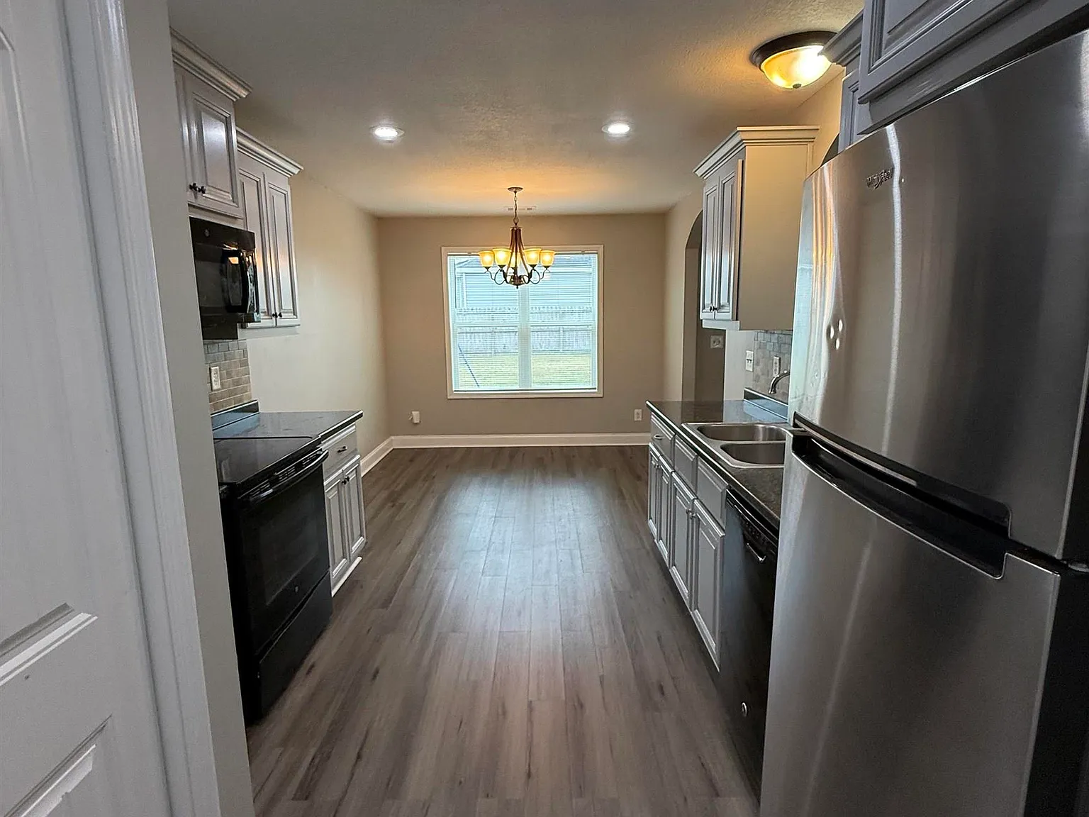 3 bed, 2.0 bath, 1290 sqft, $1,800 — Photo 3