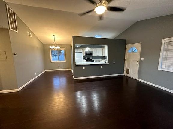 5th image of 524 Newport Ave