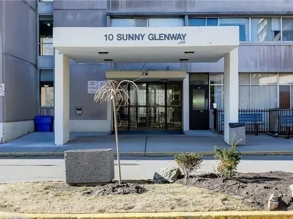 10 Sunny Glenway, Toronto, ON