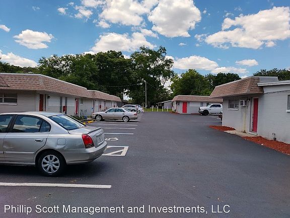 3rd image of 1302 Lexington Ct