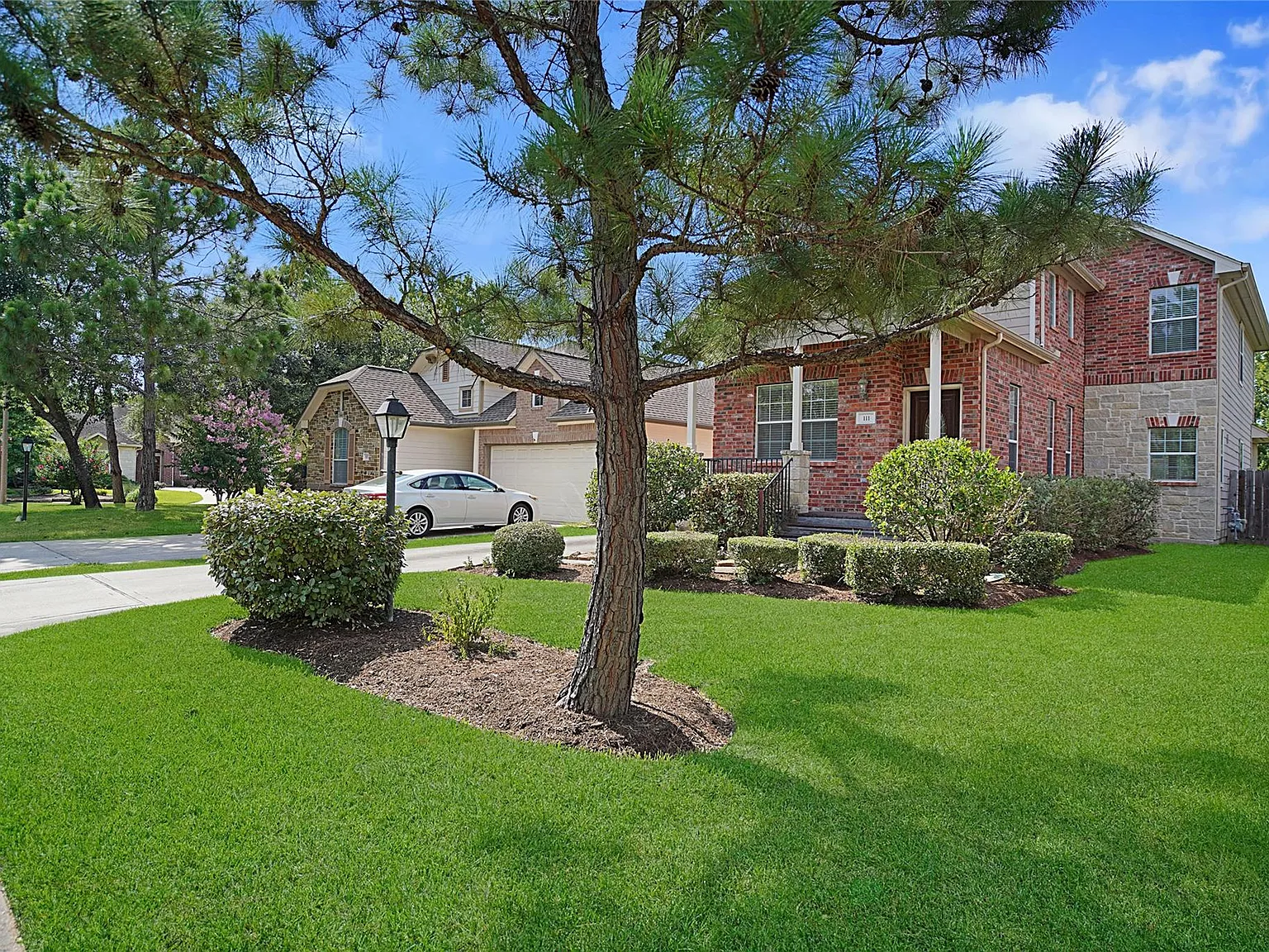 3 bed, 2.5 bath, 2001 sqft, $2,600 — Photo 2
