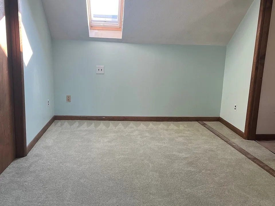 Bedroom (14' x 9'11")