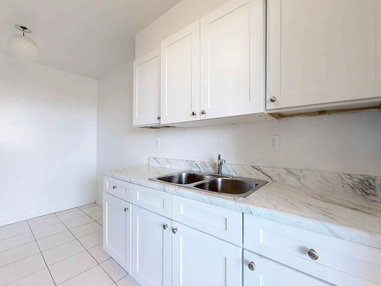 601 Finch Ave. W - Buckingham House — Photo 3