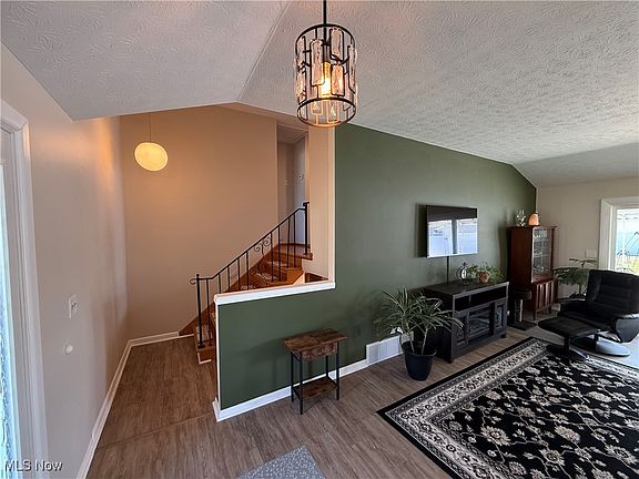 3rd image of 35504 Glen Dr