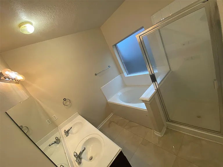 9210 Hidden Lake Cir E — Photo 32