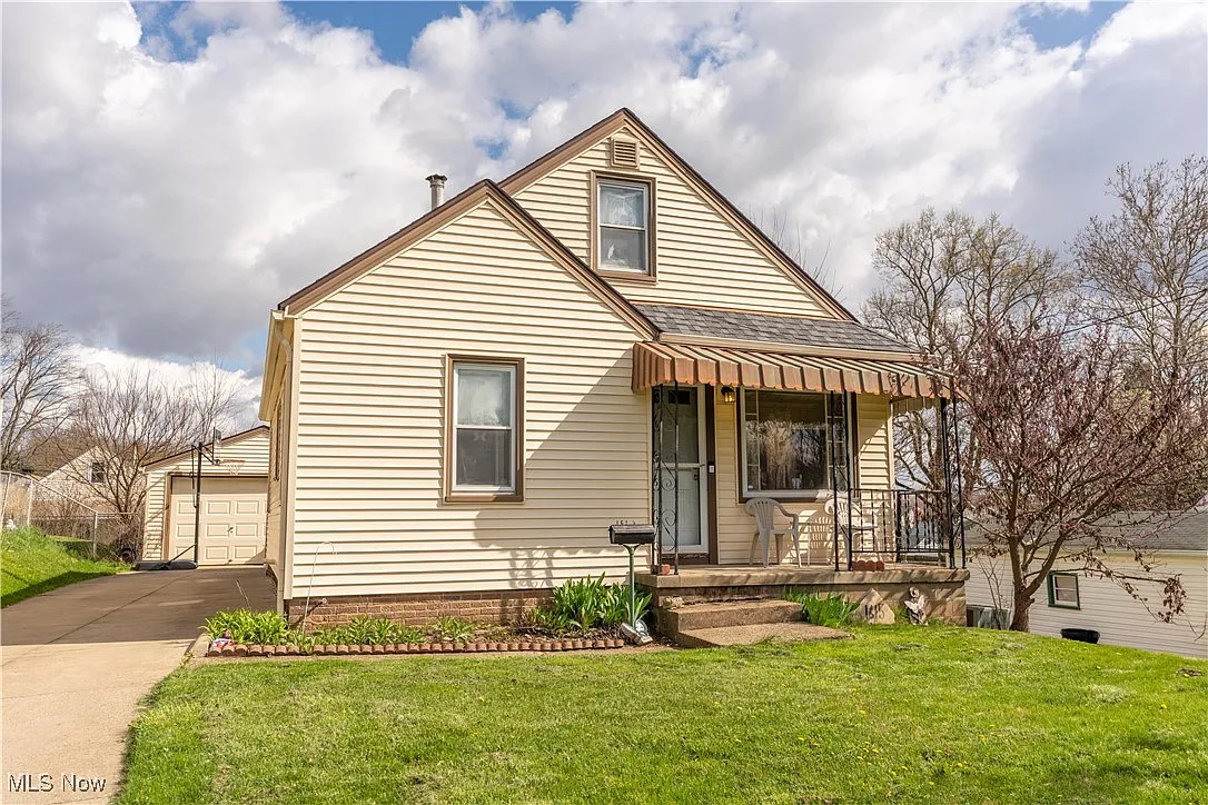 1615 Warrick Pl NE photo 1