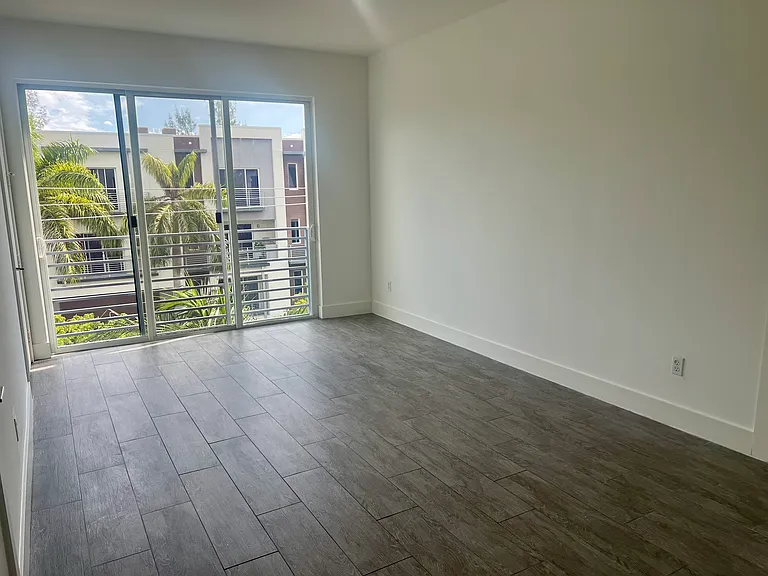 1045 NE 18th Ave #307 — Photo 28