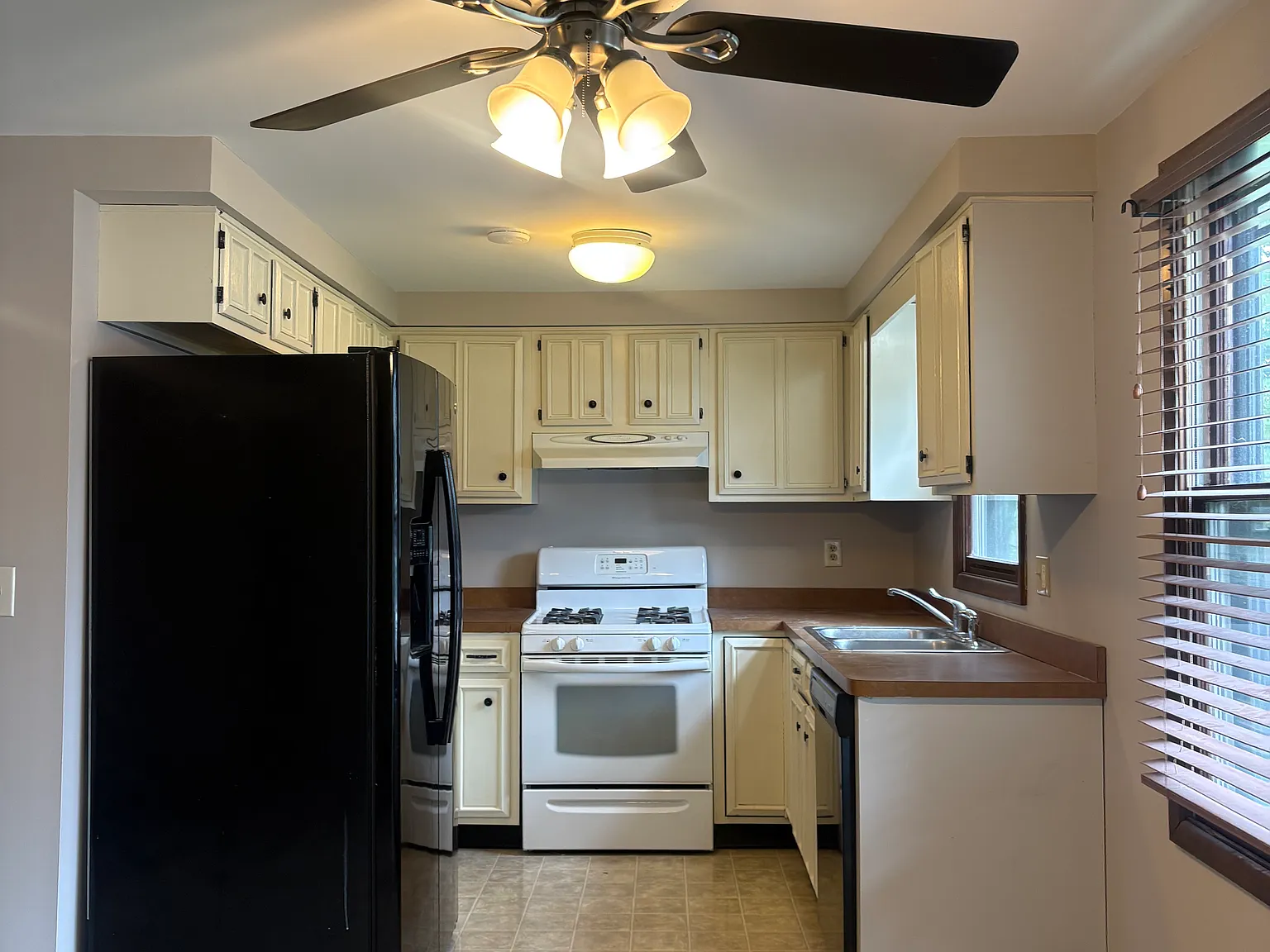 3 bed, 1.5 bath, 2000 sqft, $1,900 — Photo 1
