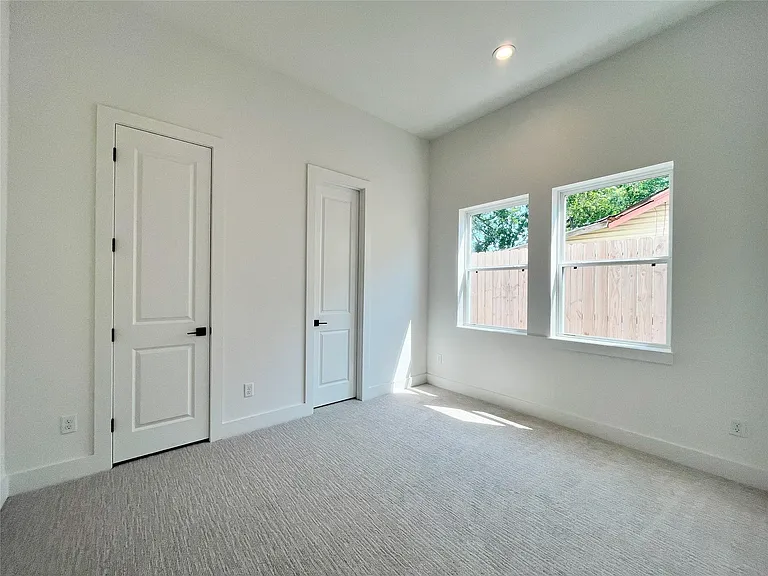 326 Eastwood St — Photo 16