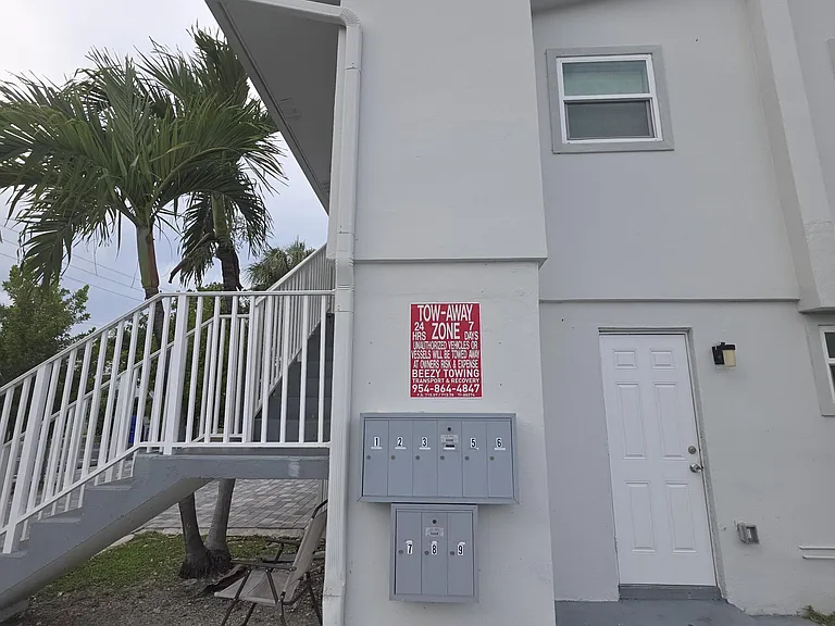 906 N Riverside Dr #1-9 — Photo 17