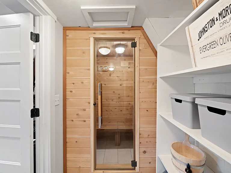 sauna in downstair storage area with new 6.5kw heater!