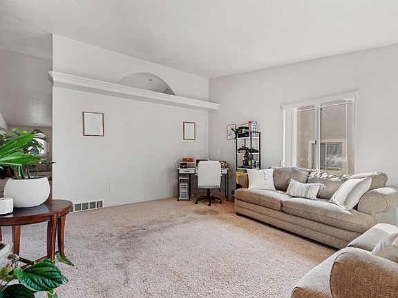5th image of 33 Club House Dr