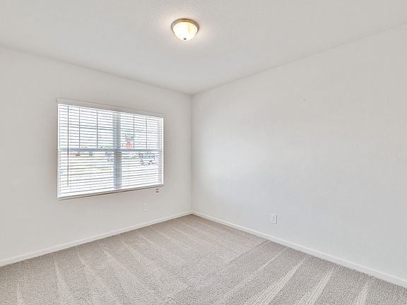 5th image of 795 Yorkshire Dr