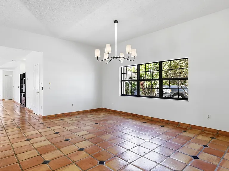 114 Queen Ann Ct — Photo 4
