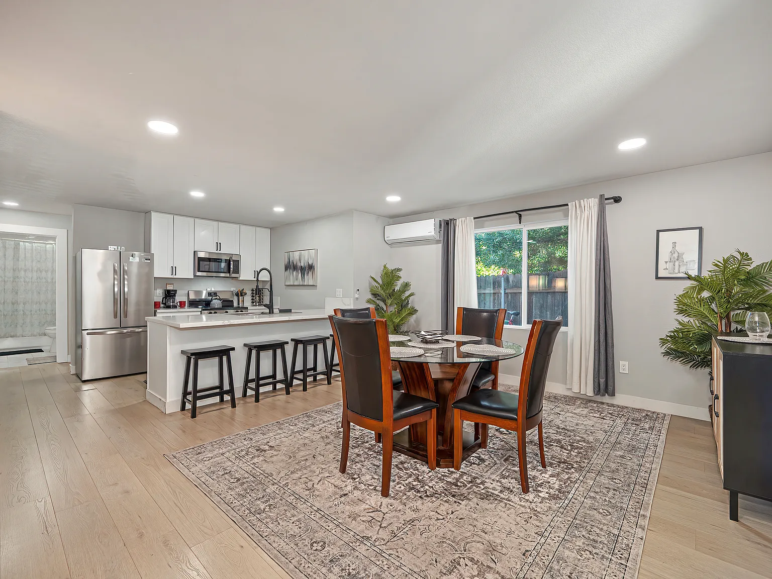 3 bed, 1100 sqft, $3,200 — Photo 2