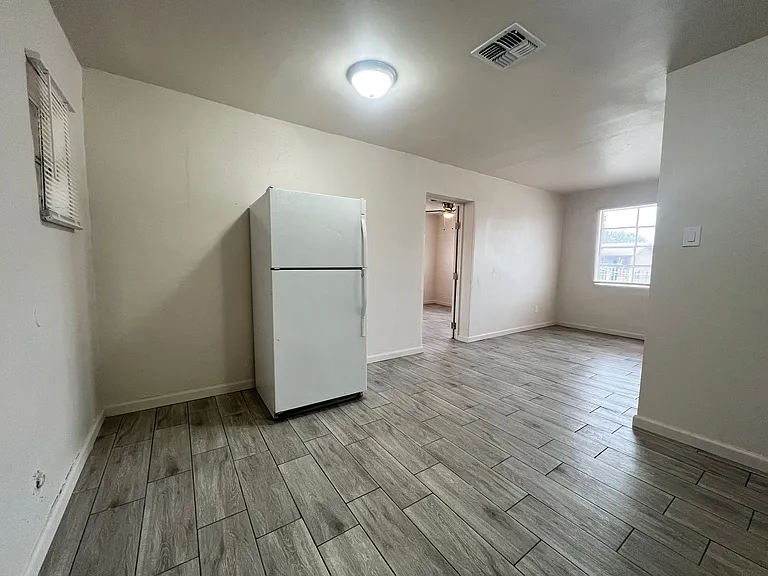 2233 E Wood St — Photo 15