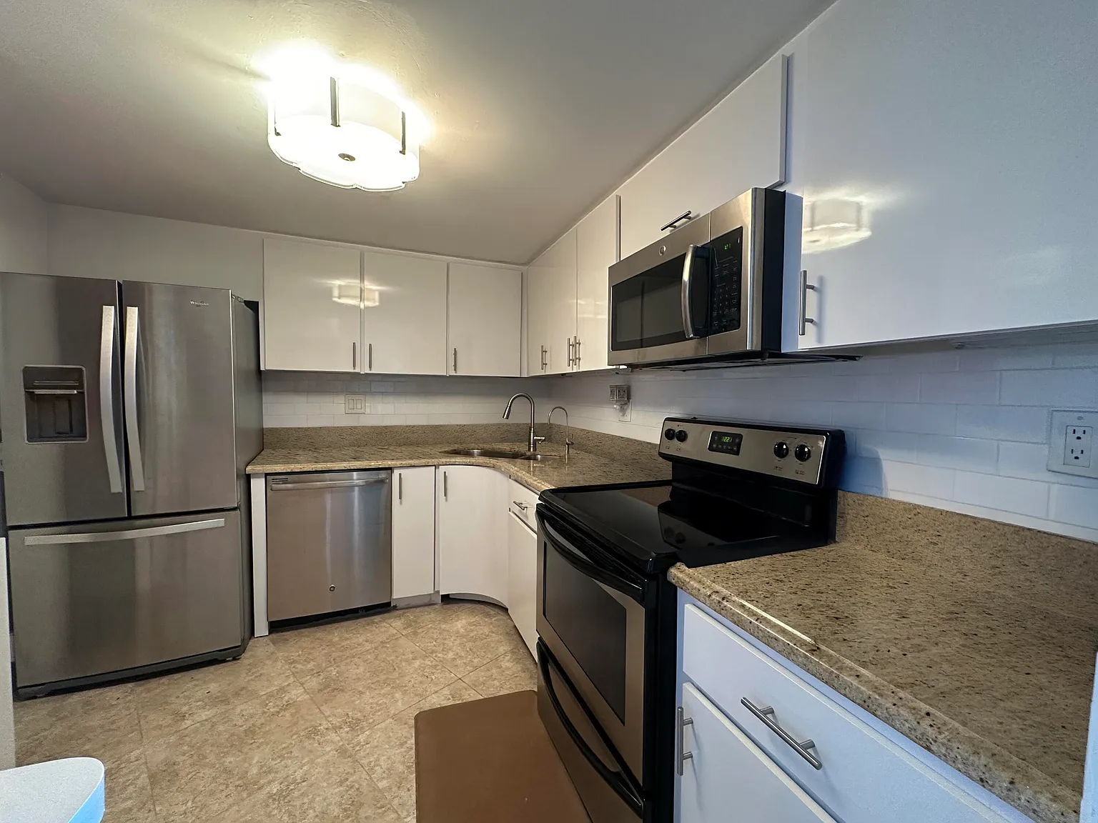 2 bed, 2.0 bath, 1247 sqft, $9,000 — Photo 4