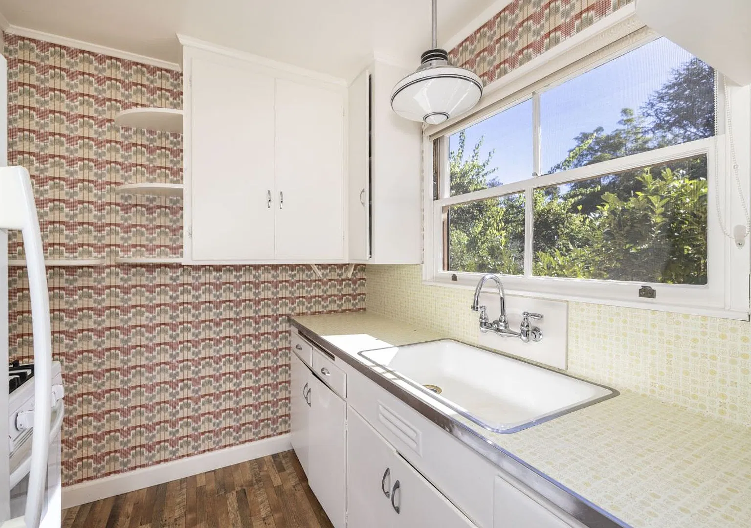 1 Bed, 1 Bath Standalone ADU w/ Laundry & Private Yard in Prestigious Crescent Park — Photo 4
