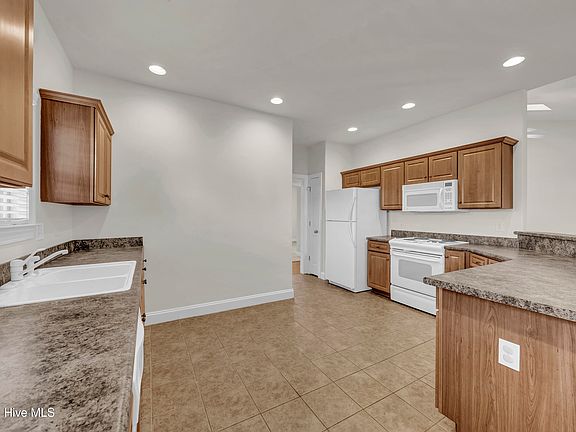 4th image of 1002 Sedgley Court