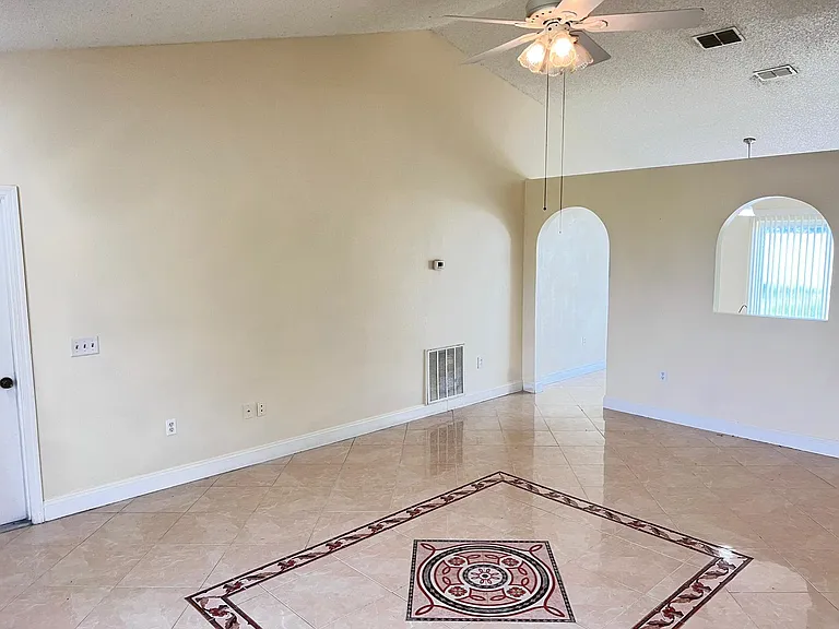 961 Derbyshire Dr — Photo 5