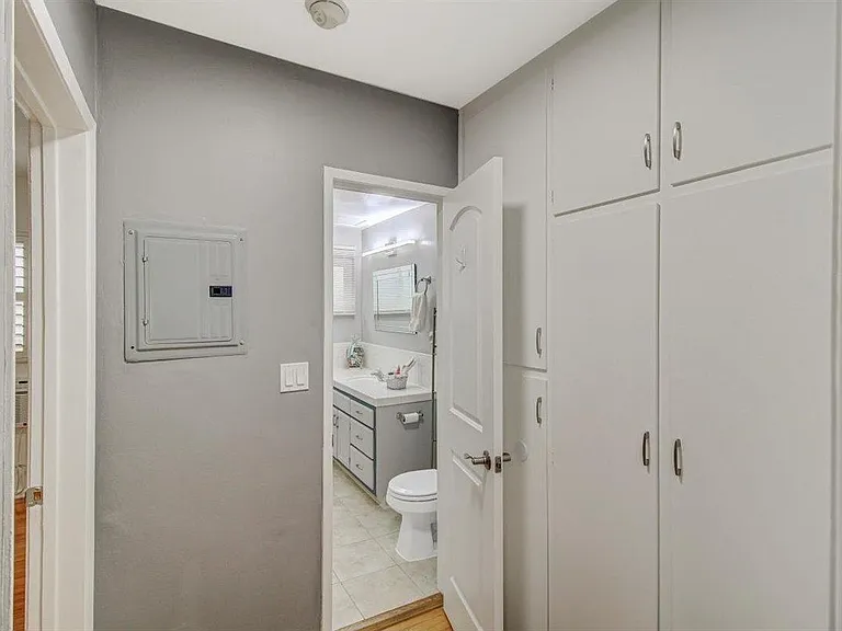 103 N Hayworth Ave — Photo 8