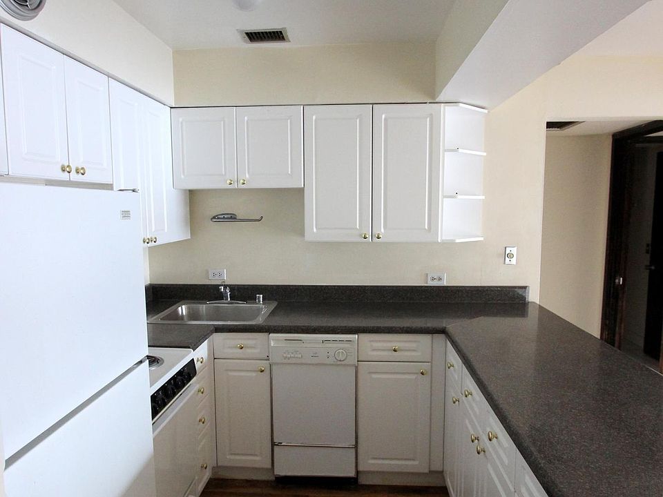 2nd image of 1220 N La Salle Dr APT 03C
