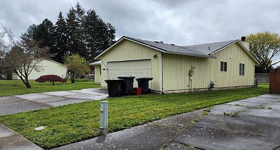 2nd image of 908 NE Hood St