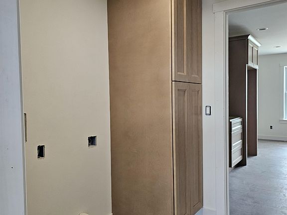 3rd image of 239 Gavin Cir