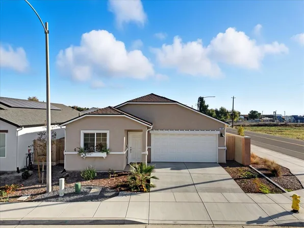 599 Sandtrap Lane, Lemoore, CA 93245