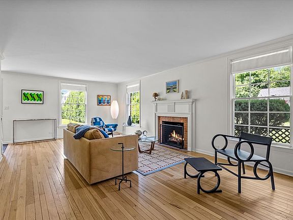 3rd image of 110 E Sheridan Rd