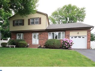 2 Nottingham Dr, Fallsington, PA 19054