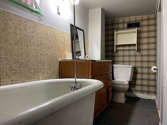 5th image of 134 Rosslyn Ave N Unit 1